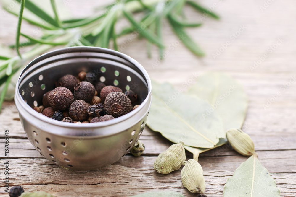Mixed pepper corns and rosemary (Rosmarinus officinalis) Mixed pepper corns and rosemary (Rosmarinus officinalis)
