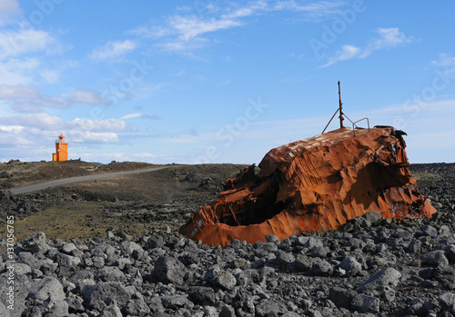 Leuchtturm Hopsnesviti mit Schiffswrack in Island photo