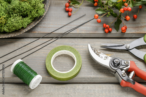 Florist at work: How to make a wreath with red berries (cotoneas photo