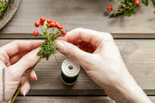 Florist at work: How to make a wreath with red berries (cotoneas photo