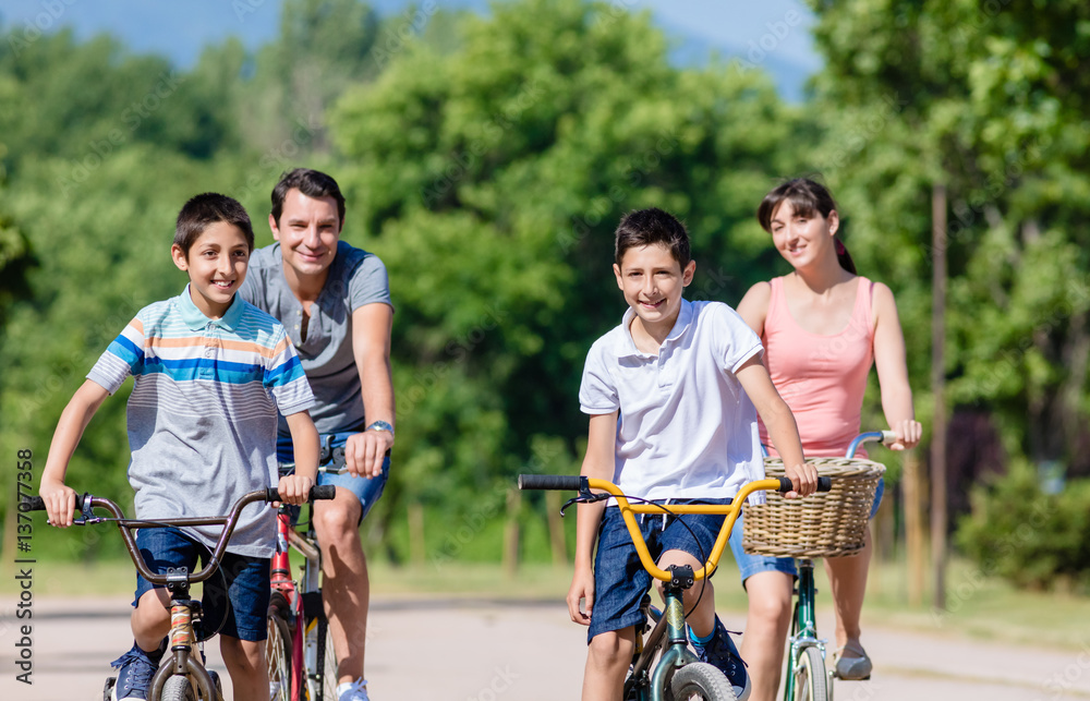 Vierköpfige Familie beim Fahrradausflug im Sommer StockFoto Adobe Stock