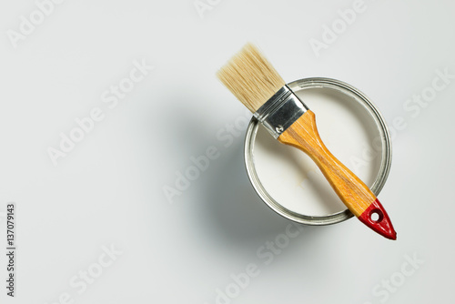 Fototapeta Naklejka Na Ścianę i Meble -  White paint and brush