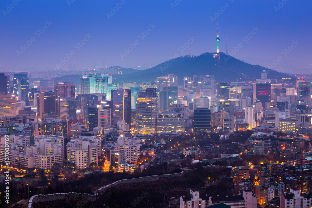 Naklejka premium Seoul City Skyline i N Seoul Tower w Seulu, w Korei Południowej.