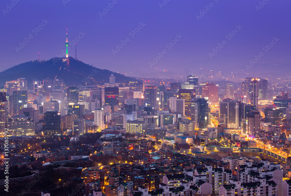 Naklejka premium Seoul City Skyline i N Seoul Tower w Seulu, w Korei Południowej.