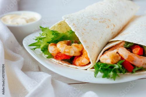 Shrimp rolls with salad