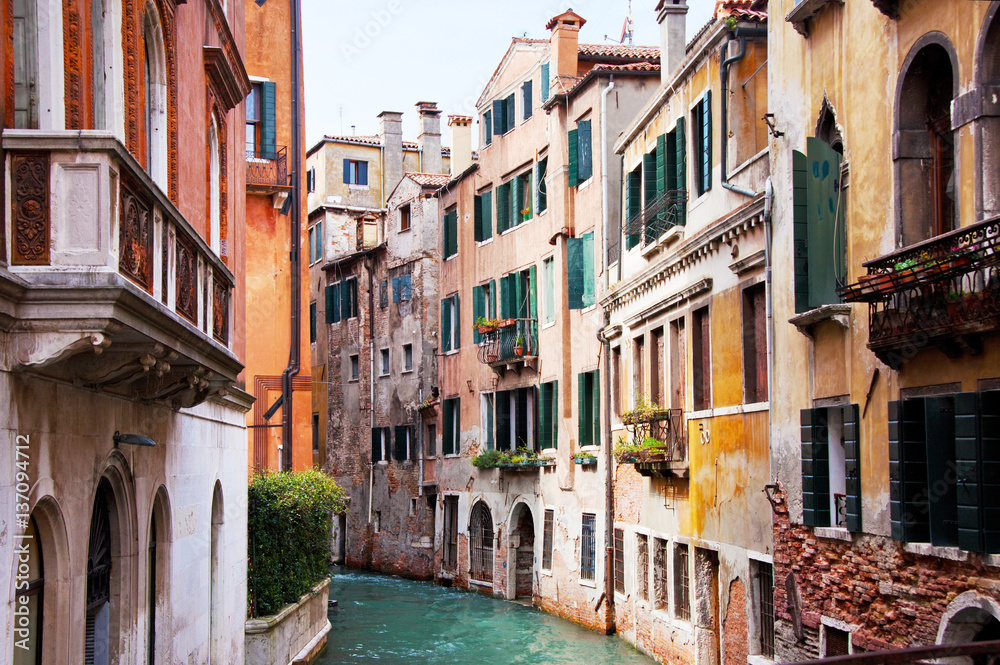 farbenfrohe Häuser in Venedig