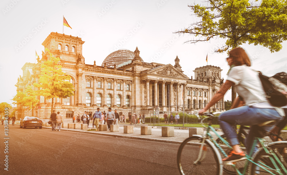 Naklejka premium Życie miejskie Berlina z Reichstagu o zachodzie słońca w lecie, Niemcy