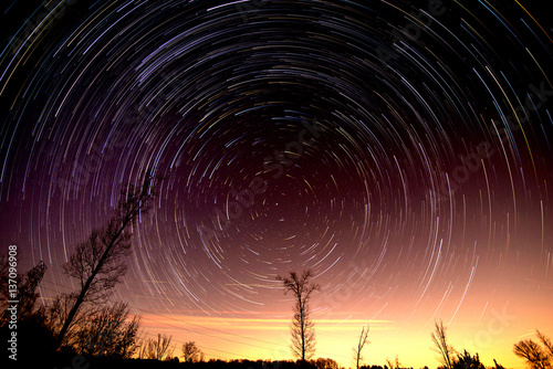 Foto Cumulative time lapse of star trails in night sky