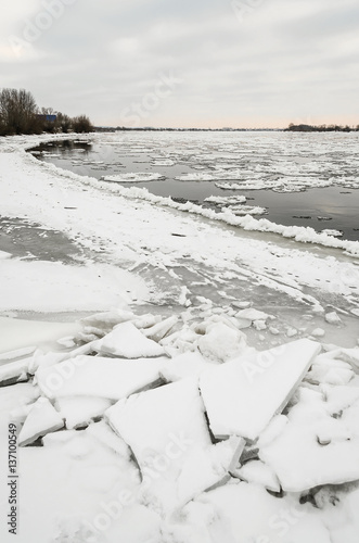 rzeka wisła w zimie koło Kwidzyna na północy Polski 