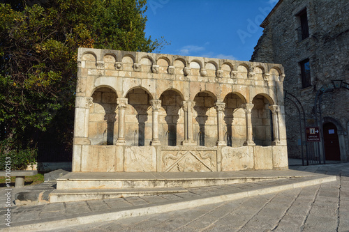 Obraz na plátně Fontana Fraterna, ancient and famous all in stone fountain, historic center of I