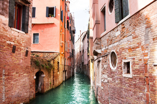 rote Häuser in Venedig © Lara Nachtigall