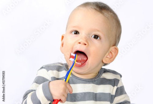 Ein einjähriger Junge putzt sich die Zähne 