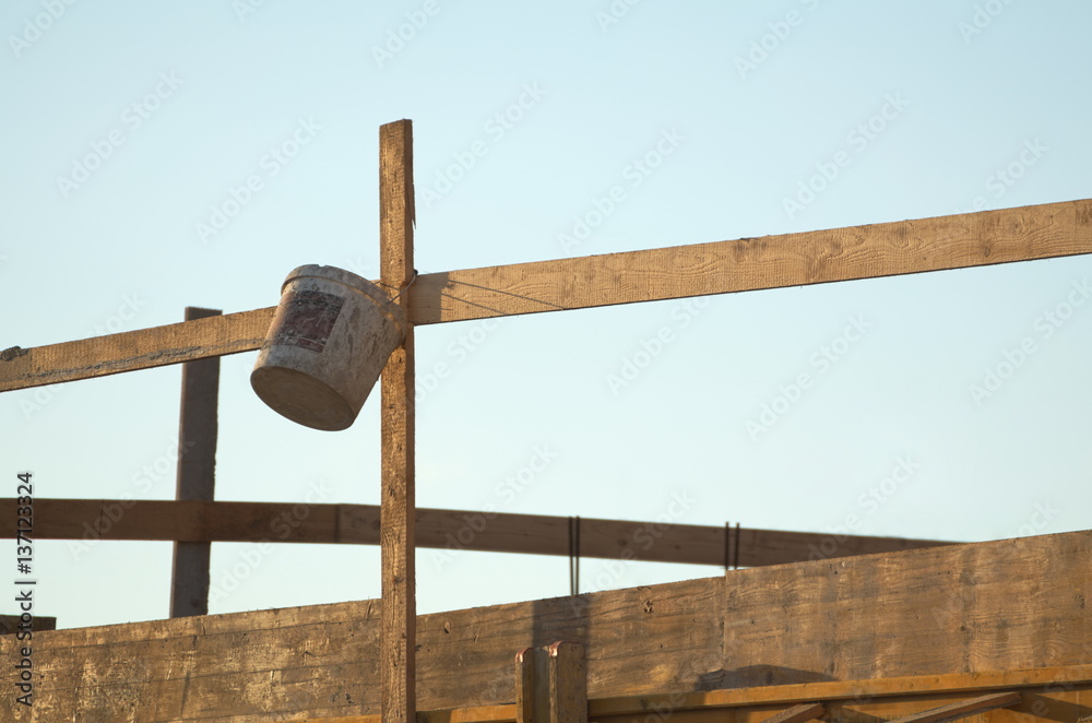 Obraz premium Lath and Bucket on the Construction Site