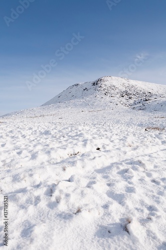 Mountain covered in snow © Paul Maguire