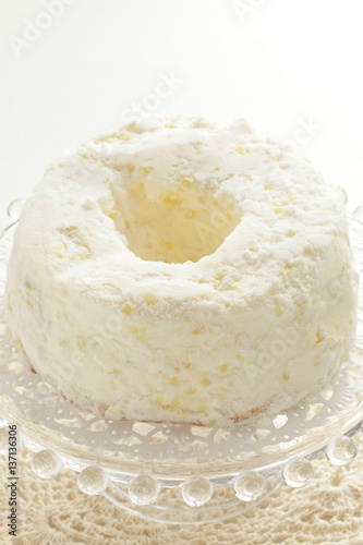 white sugar cake