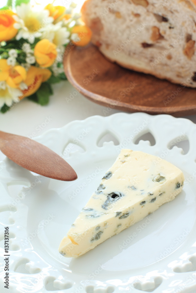 blue cheese and bread