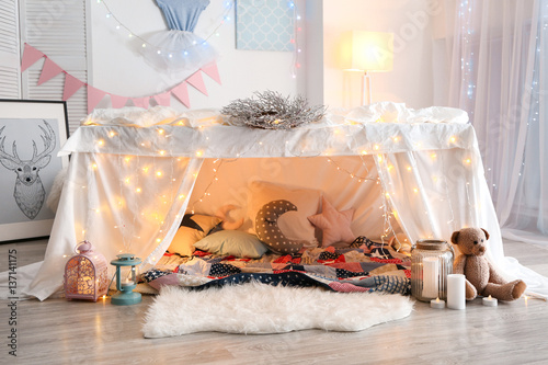 Hovel decorated with garlan...