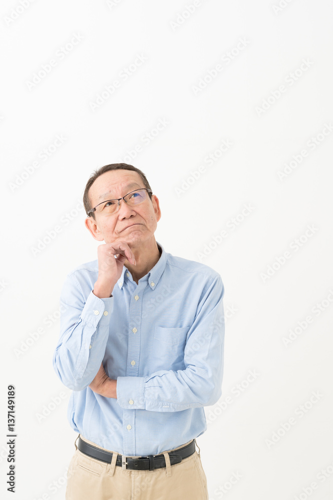 悩む・シニア男性 悩む・シニア男性
