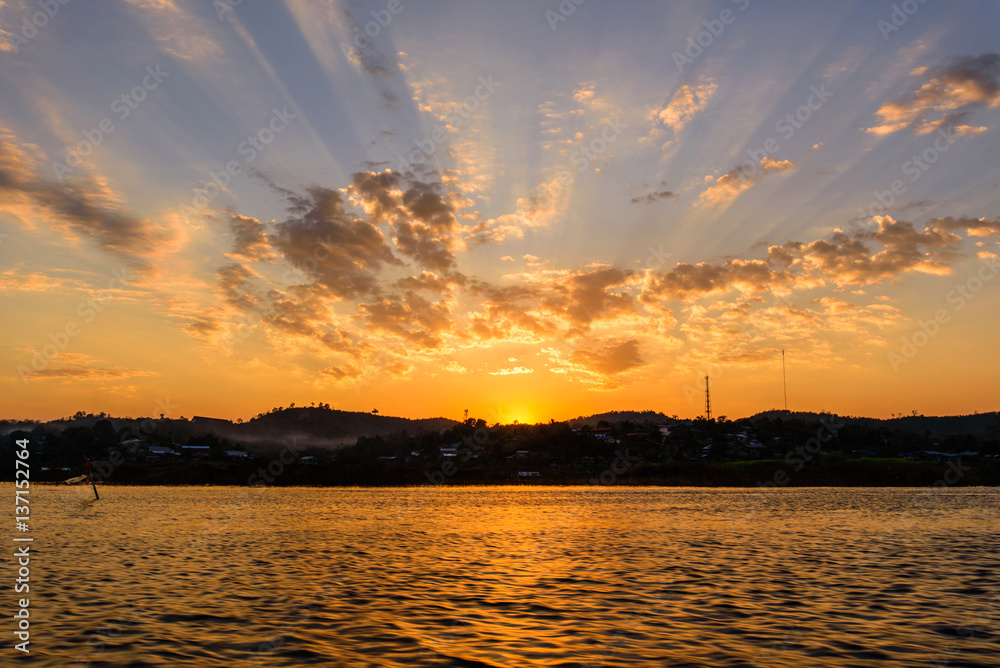 Naklejka premium Lake view in sunset time