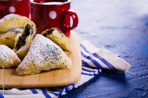 Triangular cookies with poppy seeds