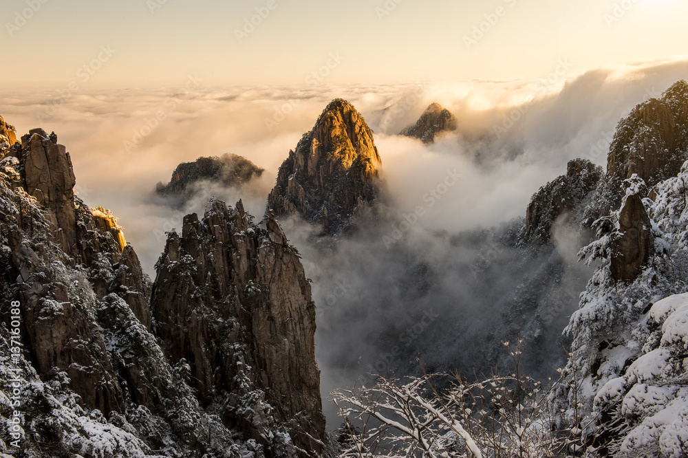 Φωτογραφία Beautiful morning landscape of Huangshan mountain at first snow