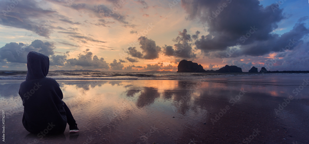 Fototapeta premium woman watching sun on the beach