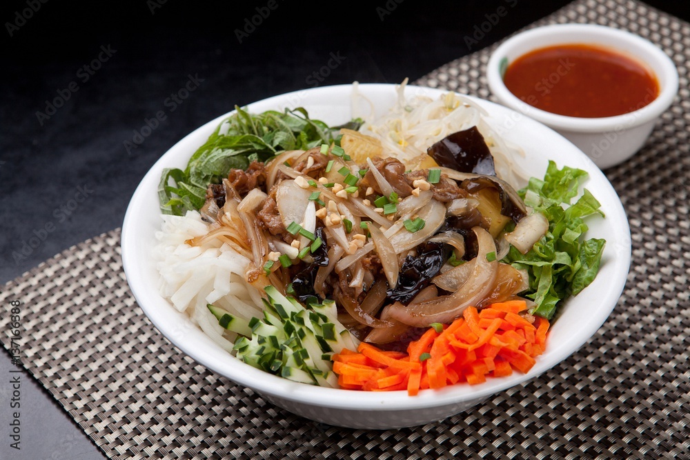 Fresh Vegetables, Raw Meat Topped with Bunbossao Fresh Vegetables, Raw Meat Topped with Bunbossao
