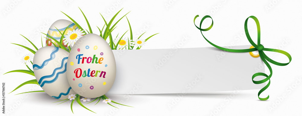 Ostereier mit Gras und Papierzettel mit Band