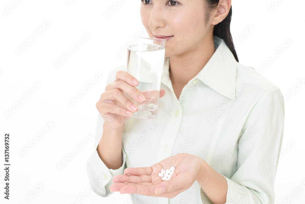 サプリメントを飲む女性 サプリメントを飲む女性