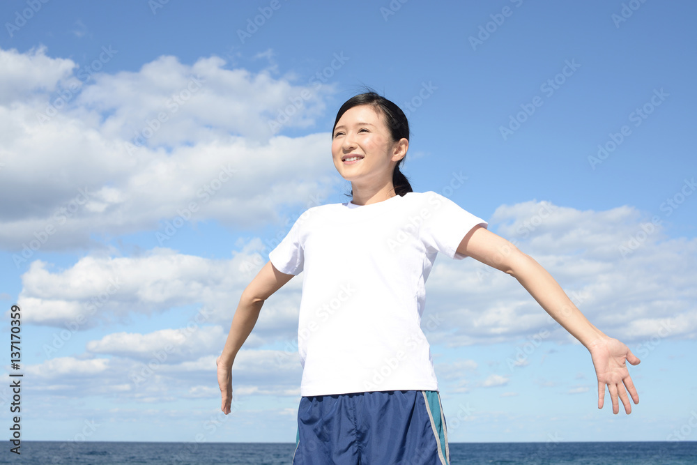 ストレッチをする女性