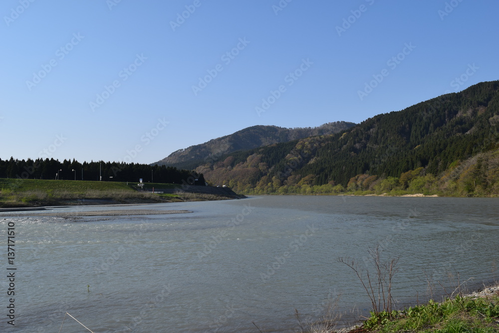 日本三大急流　最上川 ／ 山形県内の源流から河口まで流れる日本三大急流の一つ、最上川です。一つの都府県のみを流域とする河川としては、延長229kmと国内最長の河川です。
