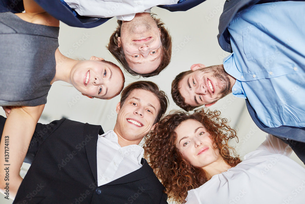Business Team macht Huddle zur Motivation Business Team macht Huddle zur Motivation