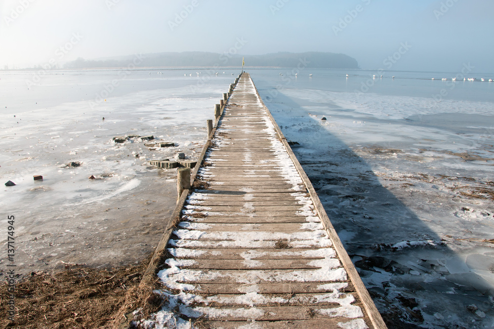 Fototapeta premium Bootsanlegesteg auf der zugefrorenen Ostsee Insel Rügen