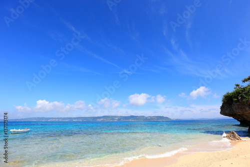 美しい沖縄のビーチと夏空 