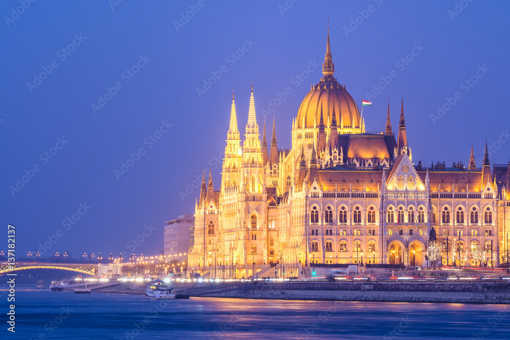 Obraz premium riverside views to budapest parliament at sundown, hungary