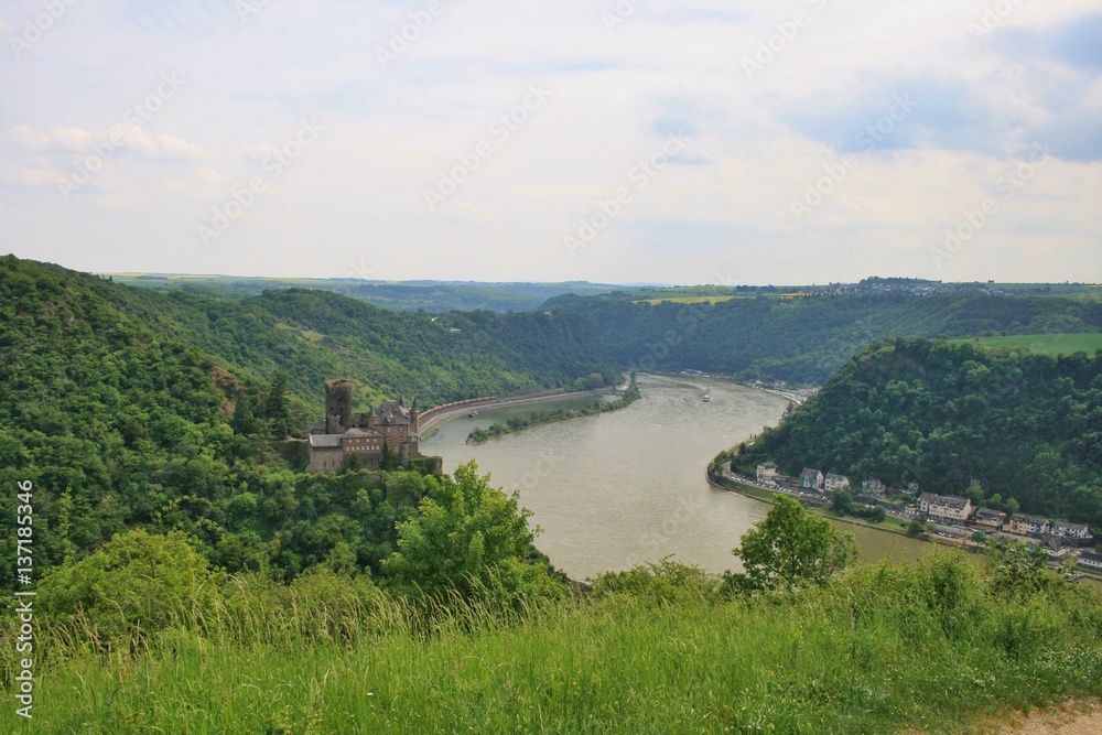 Obraz premium Rheintal mit Loreley und Burg Katz