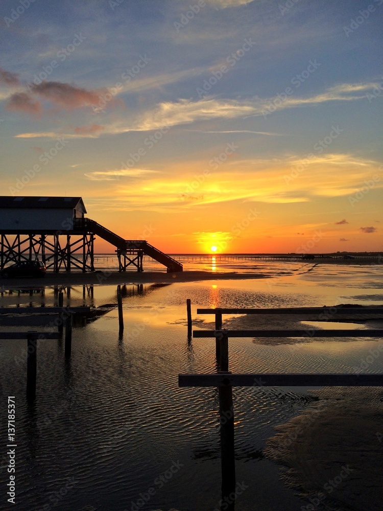 Obraz premium Sonnenuntergang im Wattenmeer von St. Peter-Ording