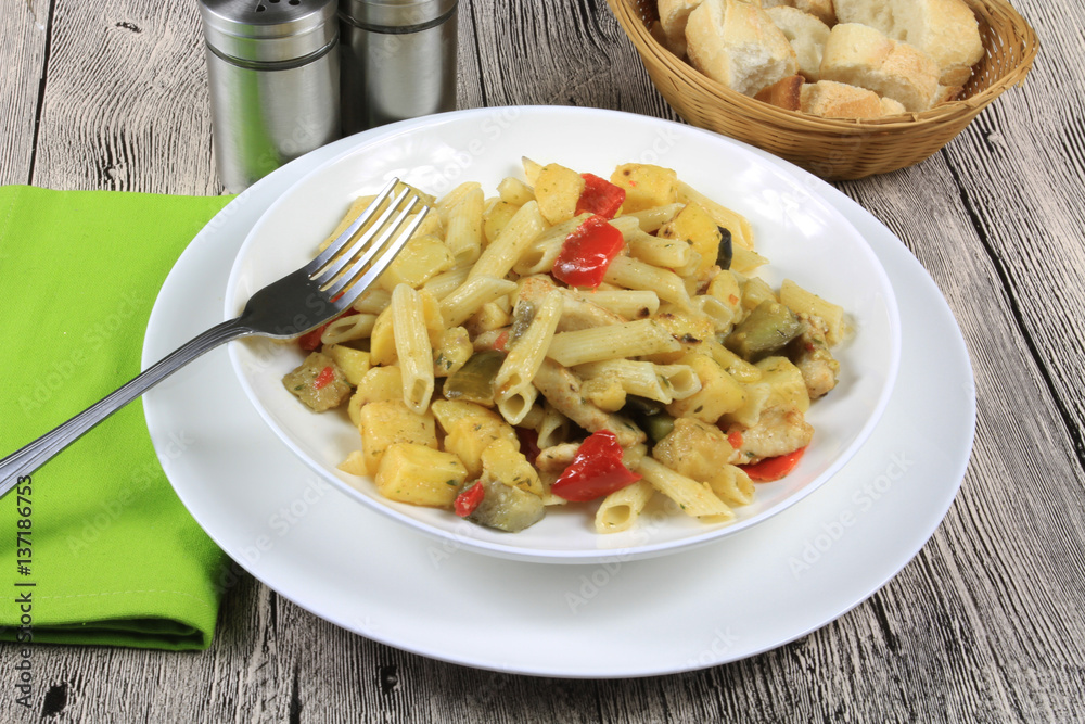 poêlée de pâtes au poulet et légumes