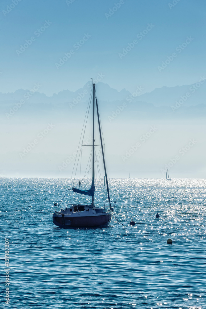 Segelboot auf dem stimmungsvollen Bodensee | Deutschland