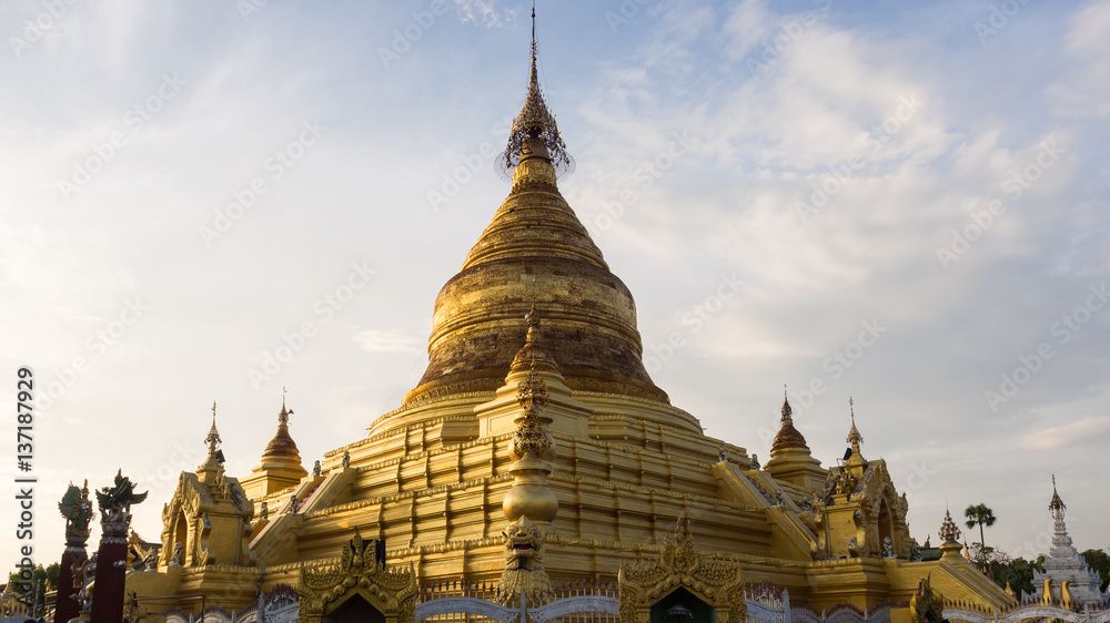 Fototapeta premium Beautiful Khuthodaw Pagoda, Mandalay, Myanmar
