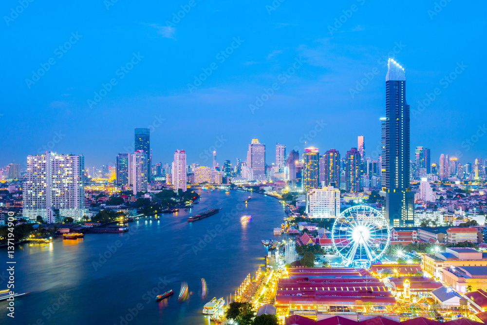 Fototapeta premium Bangkok skyline with landmark