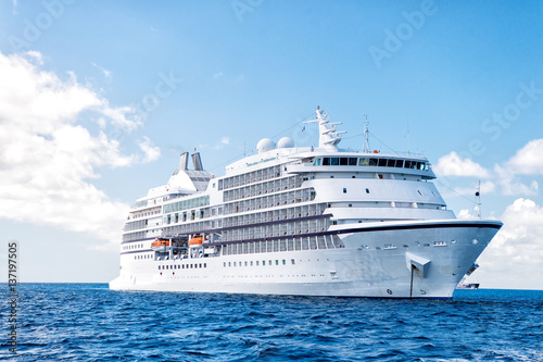 Obraz na plátne Big luxury cruise ship or liner