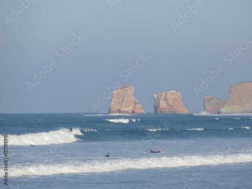 Obraz na plátně Hendaye plage : surf devant les jumeaux