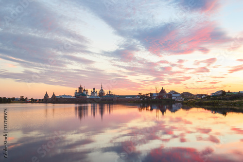 Вид на Соловецкий монастырь во время заката солнца со Святого озера