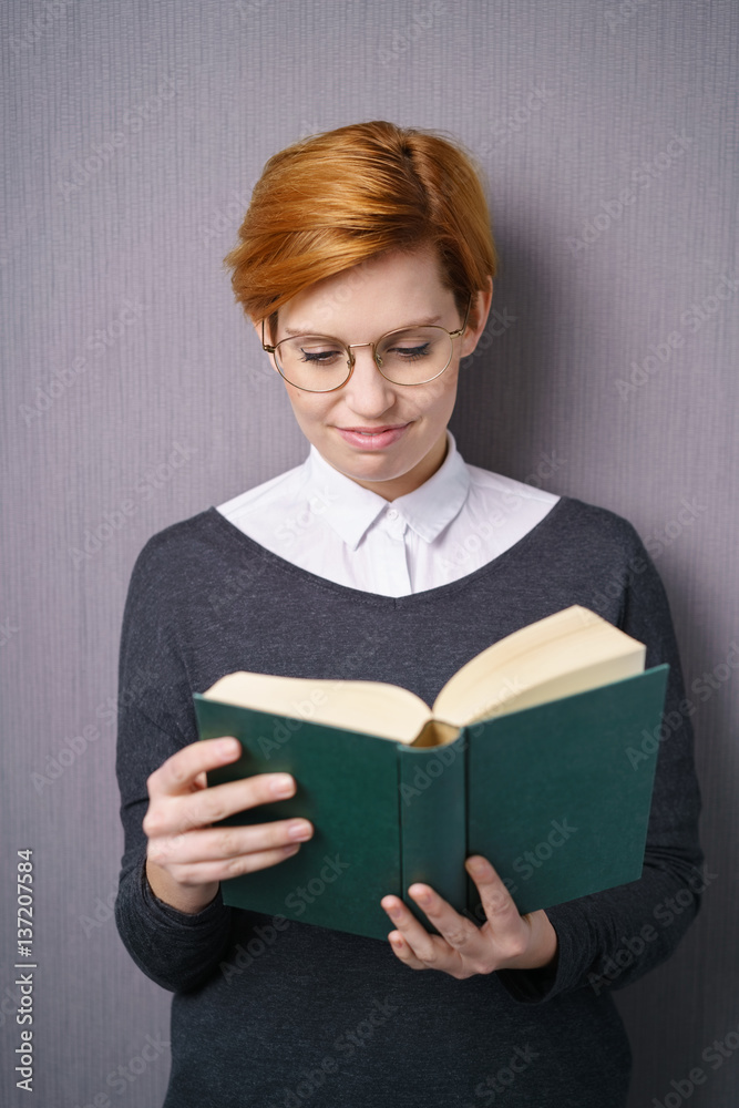 frau liest in einembuch