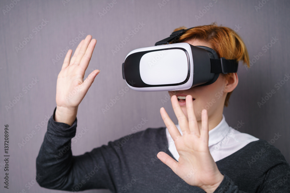 frau trägt eine vr brille und hebt die hände nach oben frau trägt eine vr brille und hebt die hände nach oben