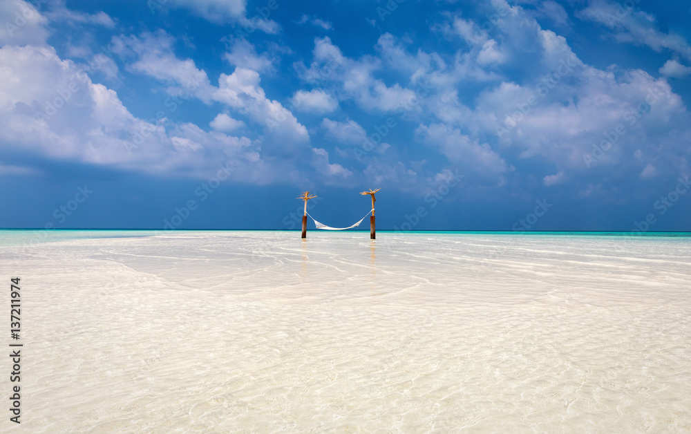 Hängematte auf einer Sandbank auf den Malediven