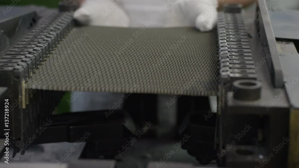 Machine-tool Stretches Special Metal Net for Helicopter Blade Machine-tool Stretches Special Metal Net for Helicopter Blade
