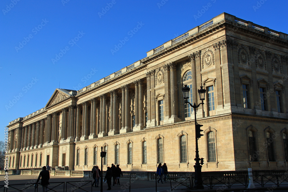 La colonnade au palais du Louvre à Paris, France
