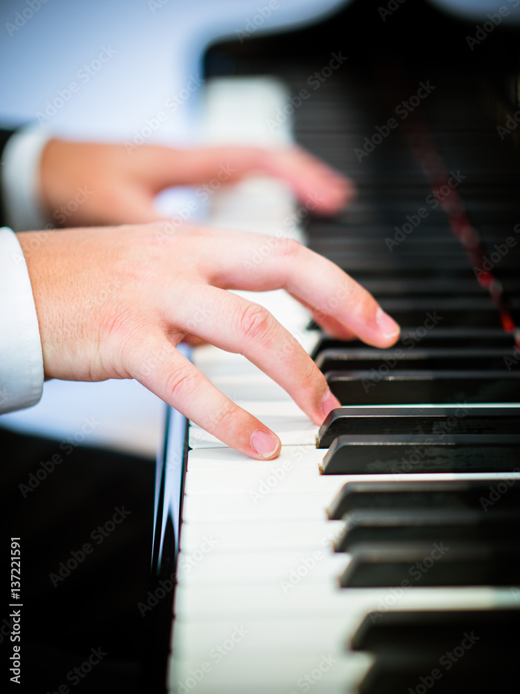 Obraz premium Die Hände am Klavier